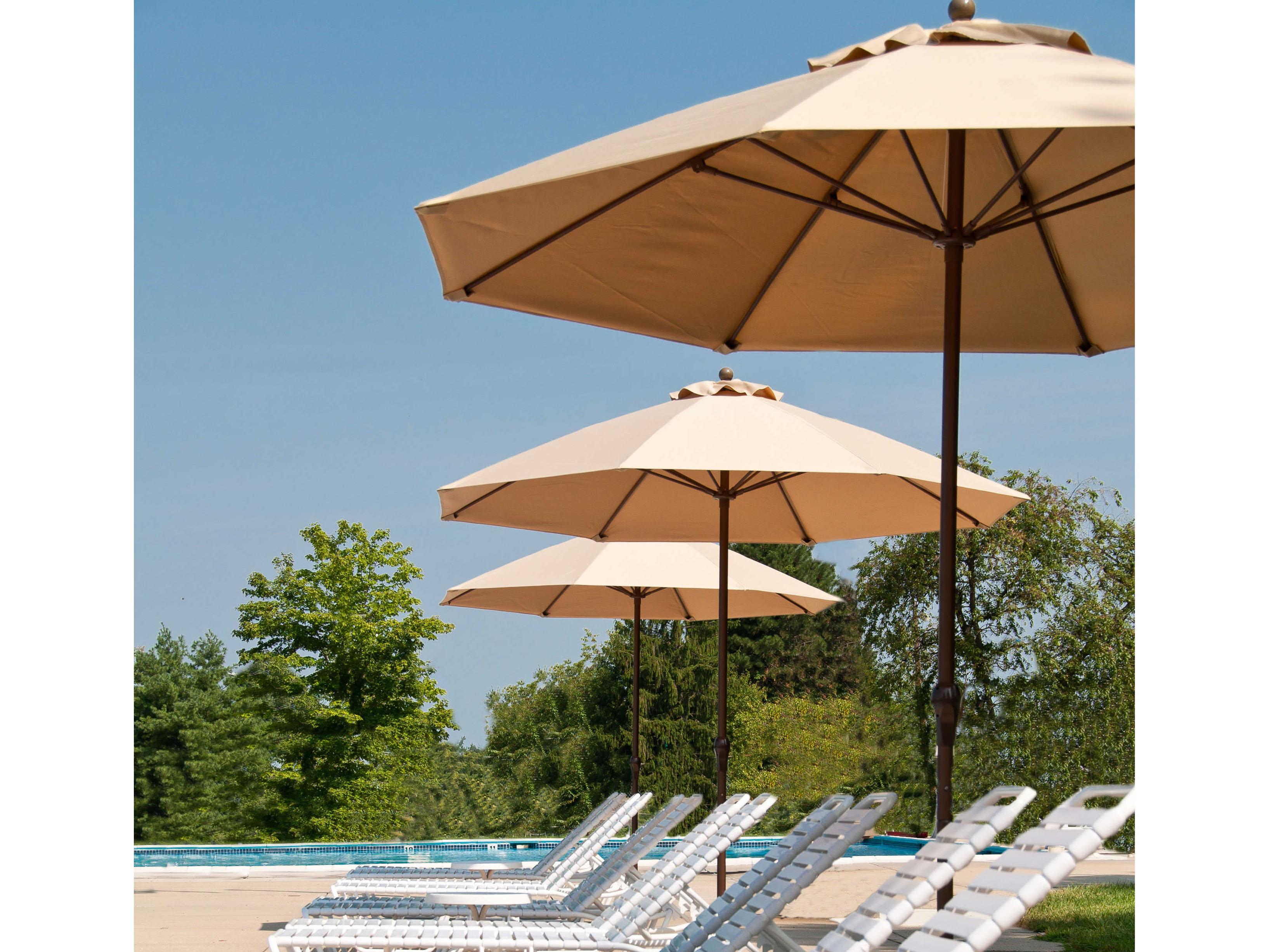 Frankford Monterey Custom Market Fiberglass 7.5 Foot Octagon Crank Patio Umbrella