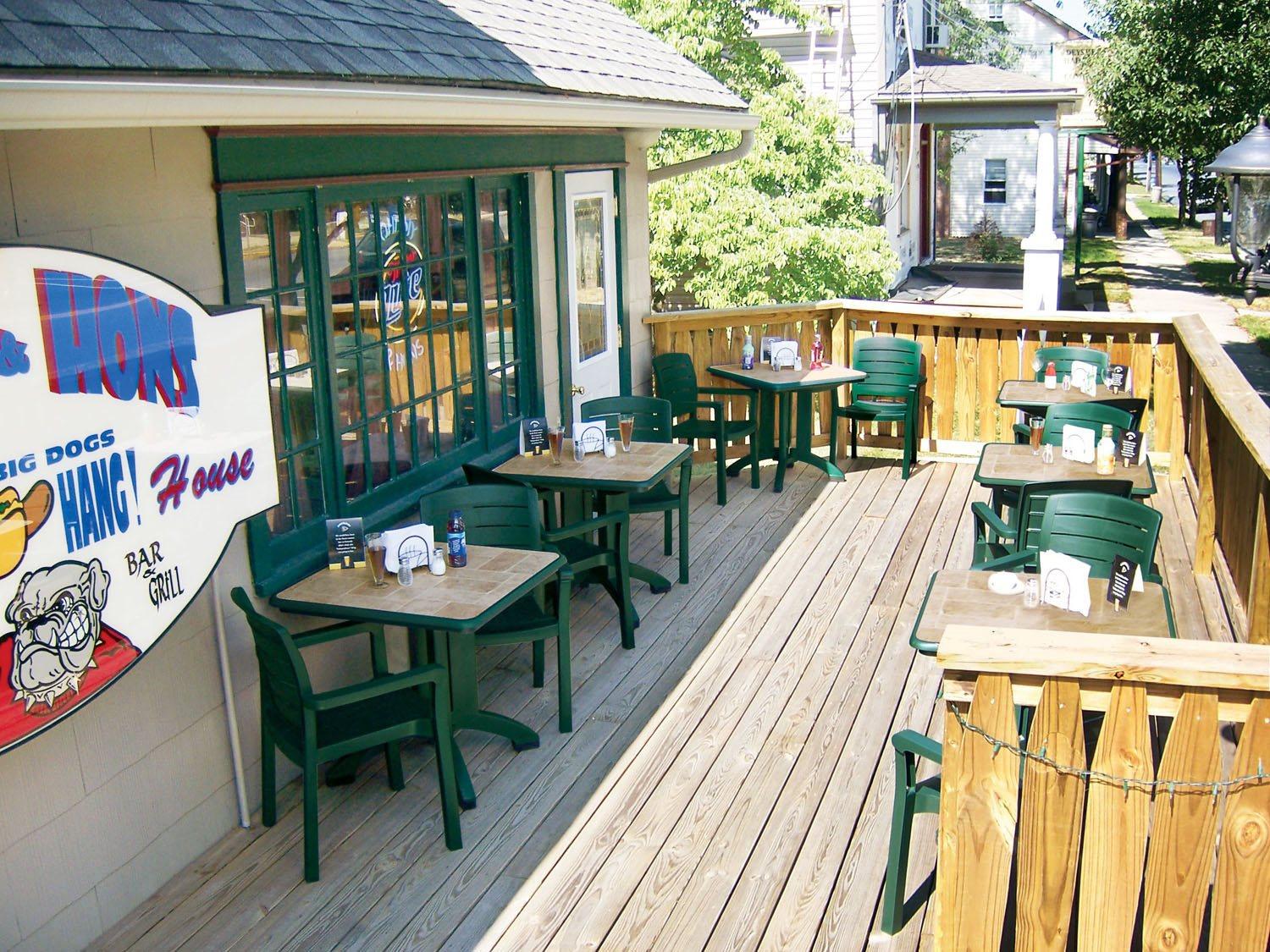 Grosfillex Acadia Resin Amazon Green Patio Dining Set