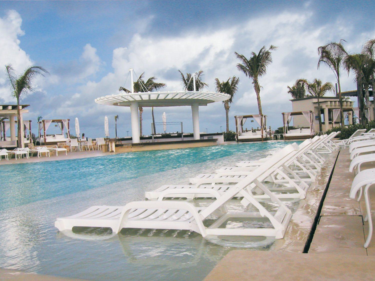 Grosfillex Bahia Resin White Patio Lounge Set