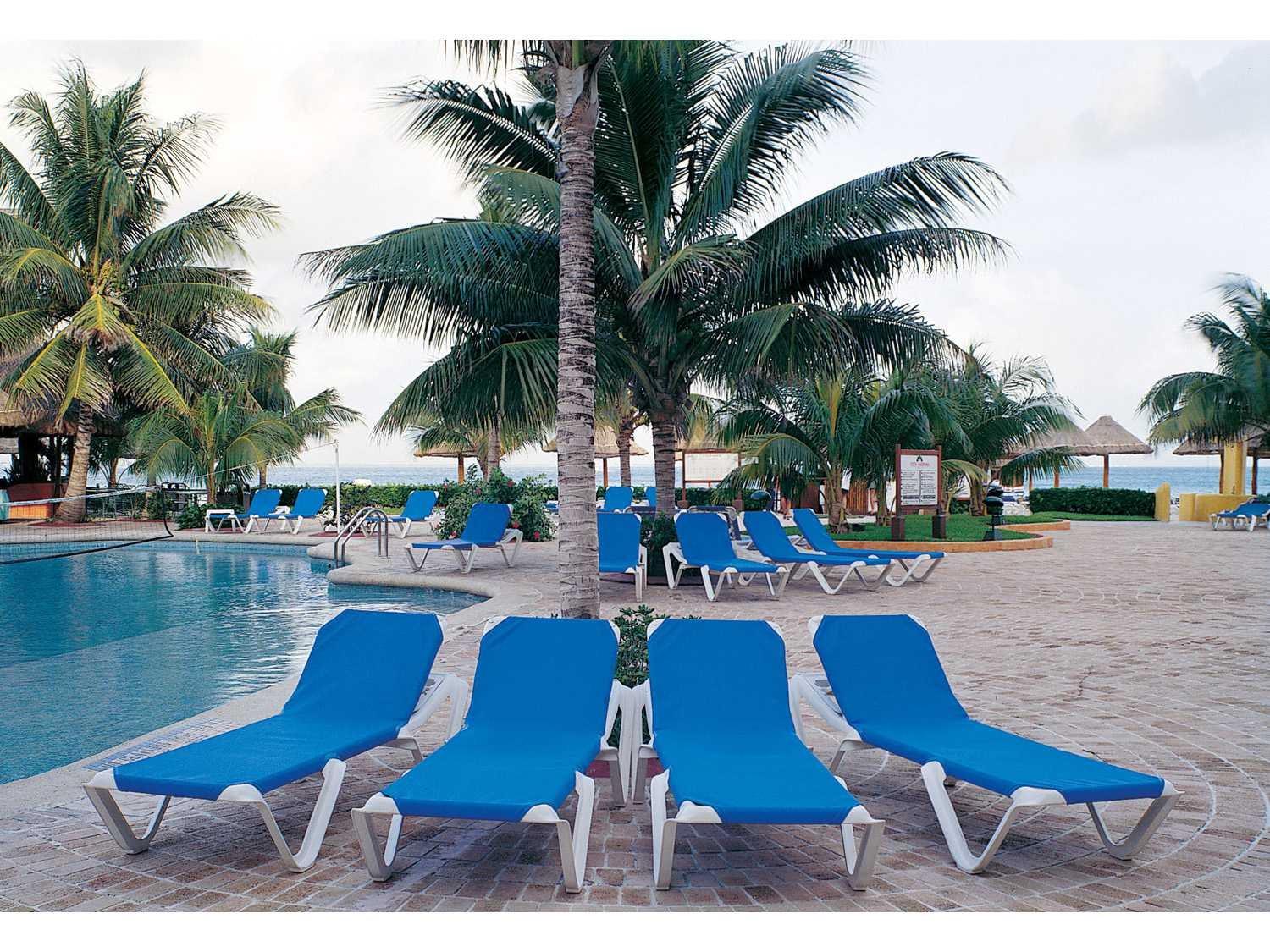 Grosfillex Nautical Sling Resin White Outdoor Patio Lounge Set in Blue