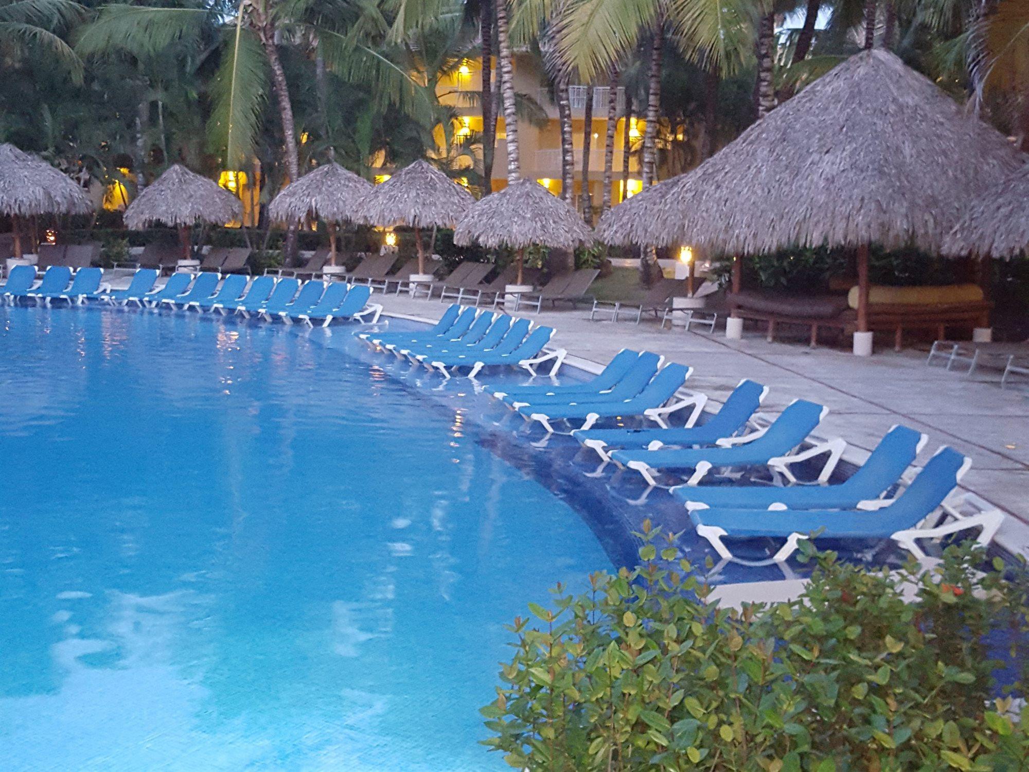 Grosfillex Nautical Sling Resin White Outdoor Patio Lounge Set in Blue