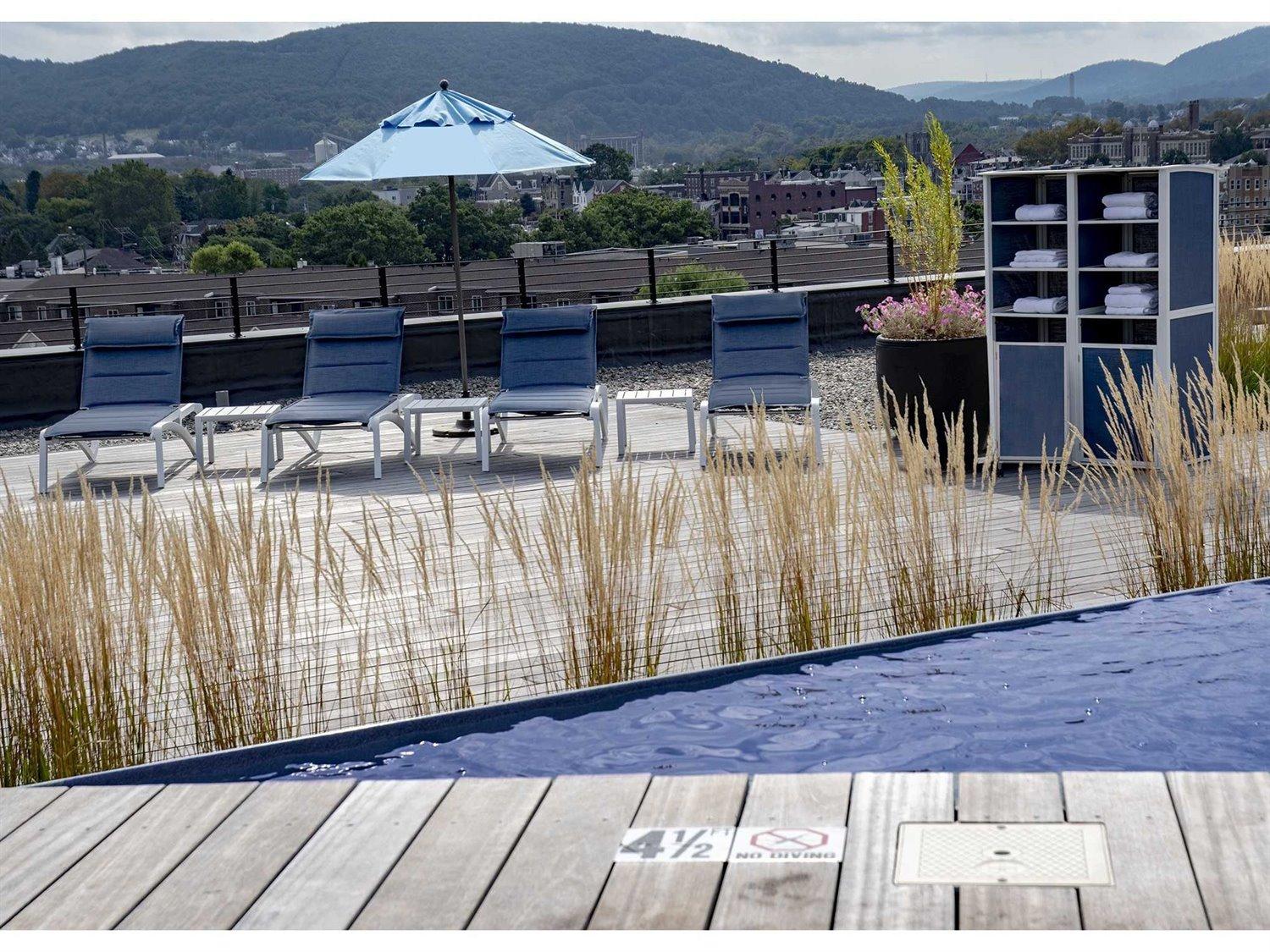 Grosfillex Sunset Glacier White Aluminum Resin Outdoor Lounge Set in Madras Blue