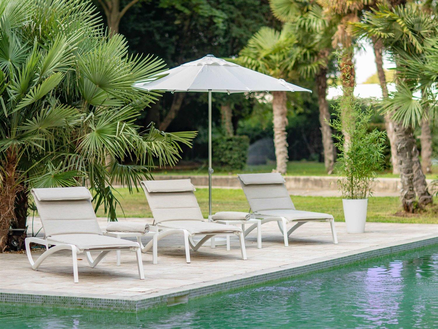 Grosfillex Sunset Glacier White Aluminum Resin Patio Lounge Set in Beige