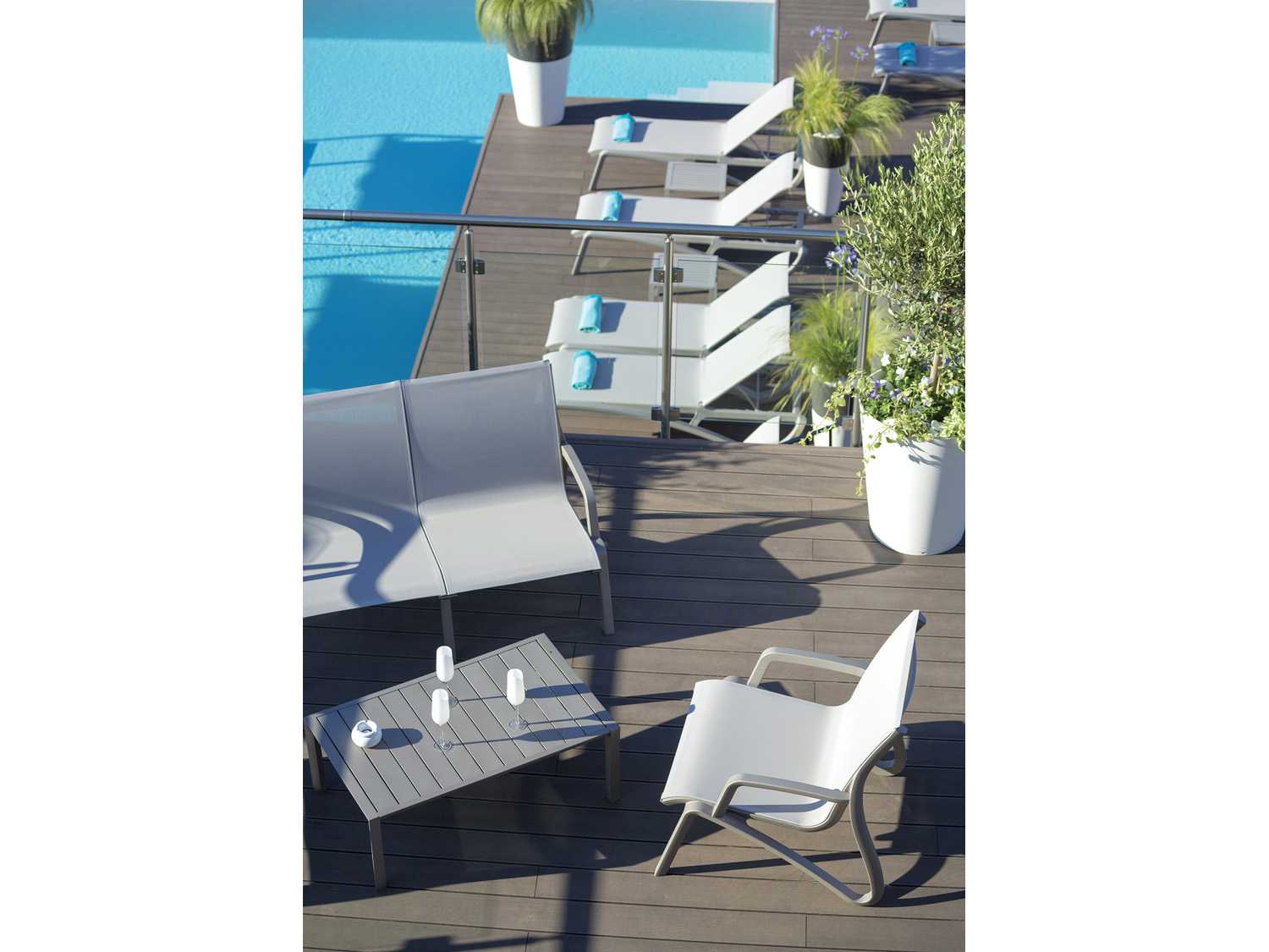 Grosfillex Sunset Sling Aluminum Resin Platinum Gray Outdoor Lounge Chair in Gray