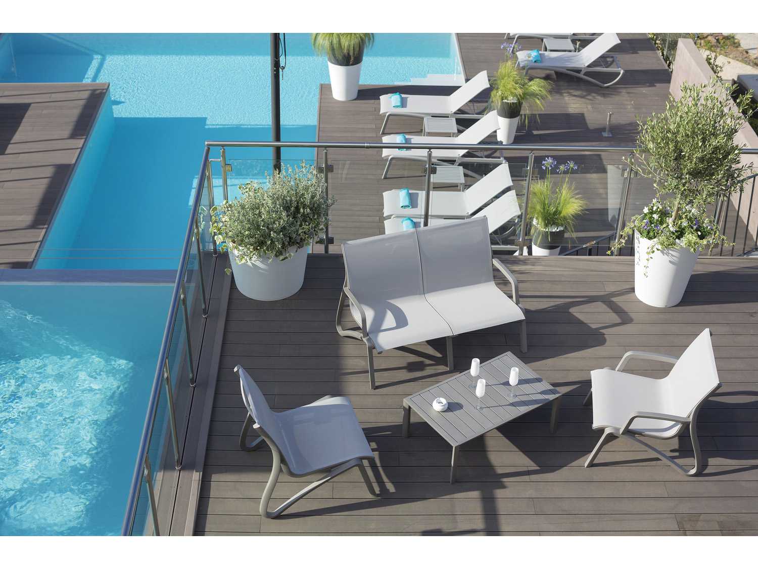 Grosfillex Sunset Sling Aluminum Resin Platinum Gray Outdoor Lounge Chair in Gray