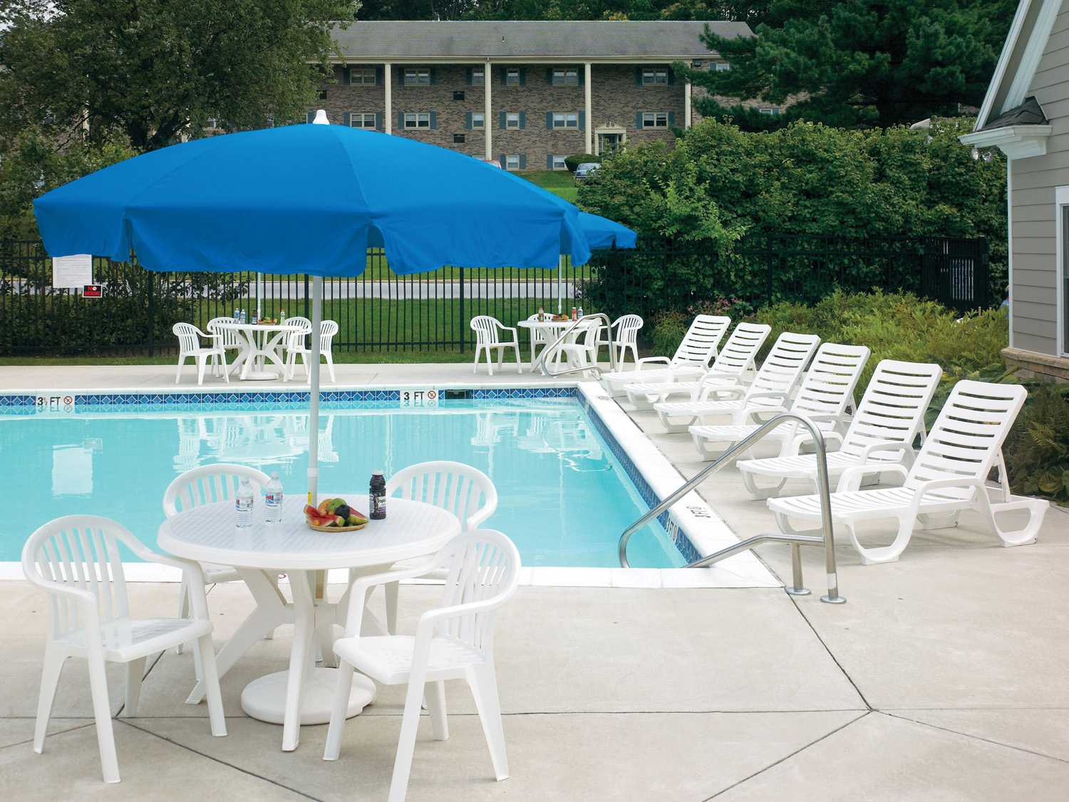 Grosfillex Ibiza Resin White Round Outdoor Dining Table with Umbrella Hole