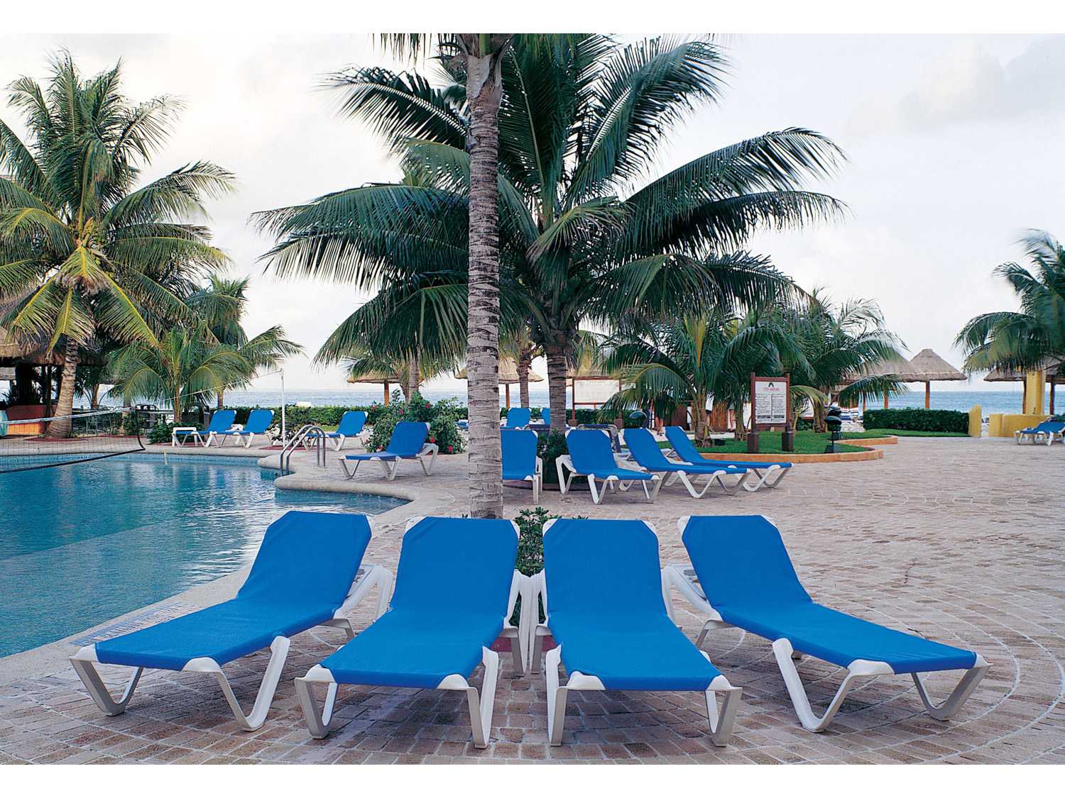 Grosfillex Nautical Sling Resin White Adjustable Outdoor Patio Chaise Lounge in Blue