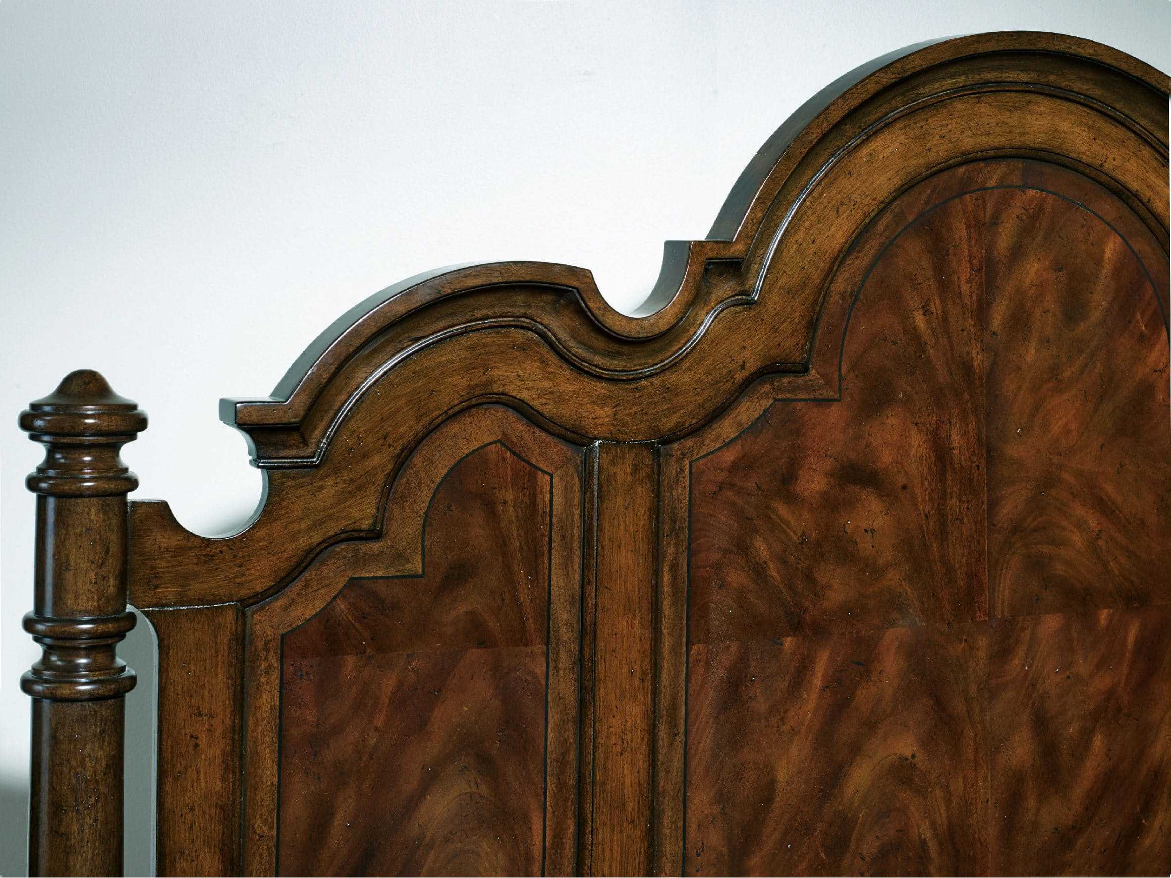 Hooker Furniture Leesburg Rich Brown Mahogany Wood Queen Poster Bed