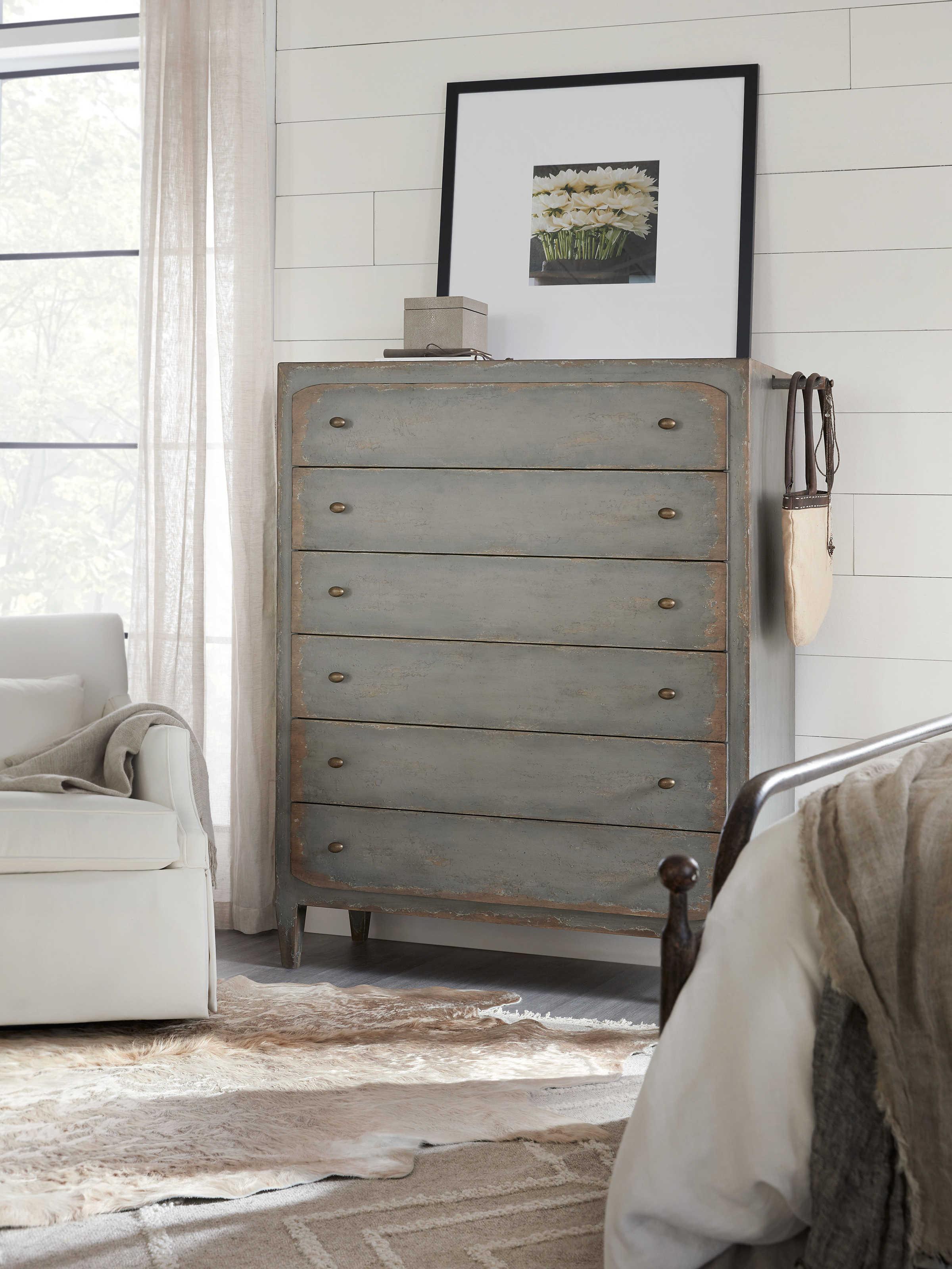 Hooker Furniture Ciao Bella 6-Drawers Gray Cedar Wood Accent Chest