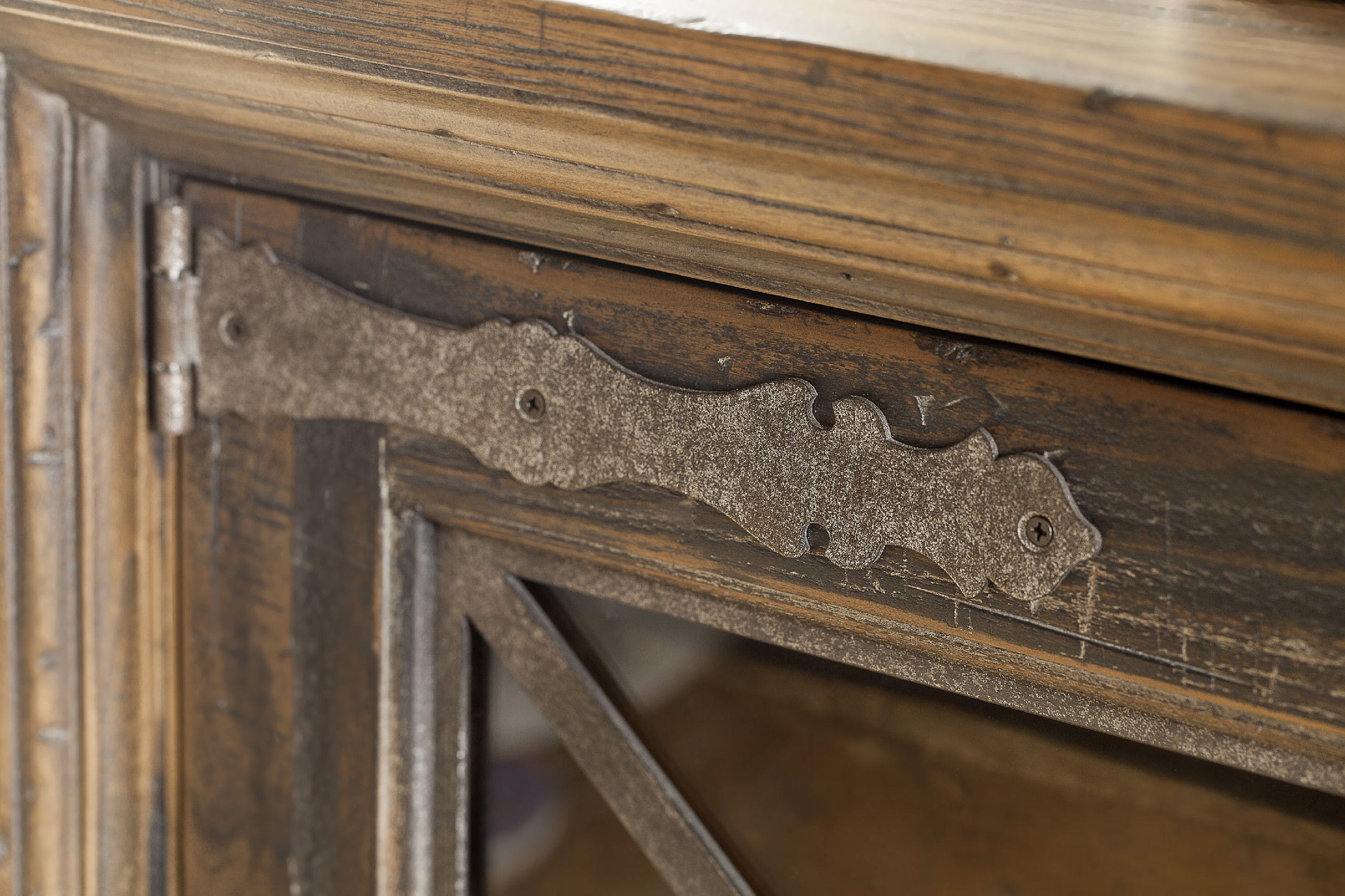 Luxecor Heritage Pipe Creek Bunching 76" Hardwood Timeworn Saddle Brown Anthracite Black Media Console