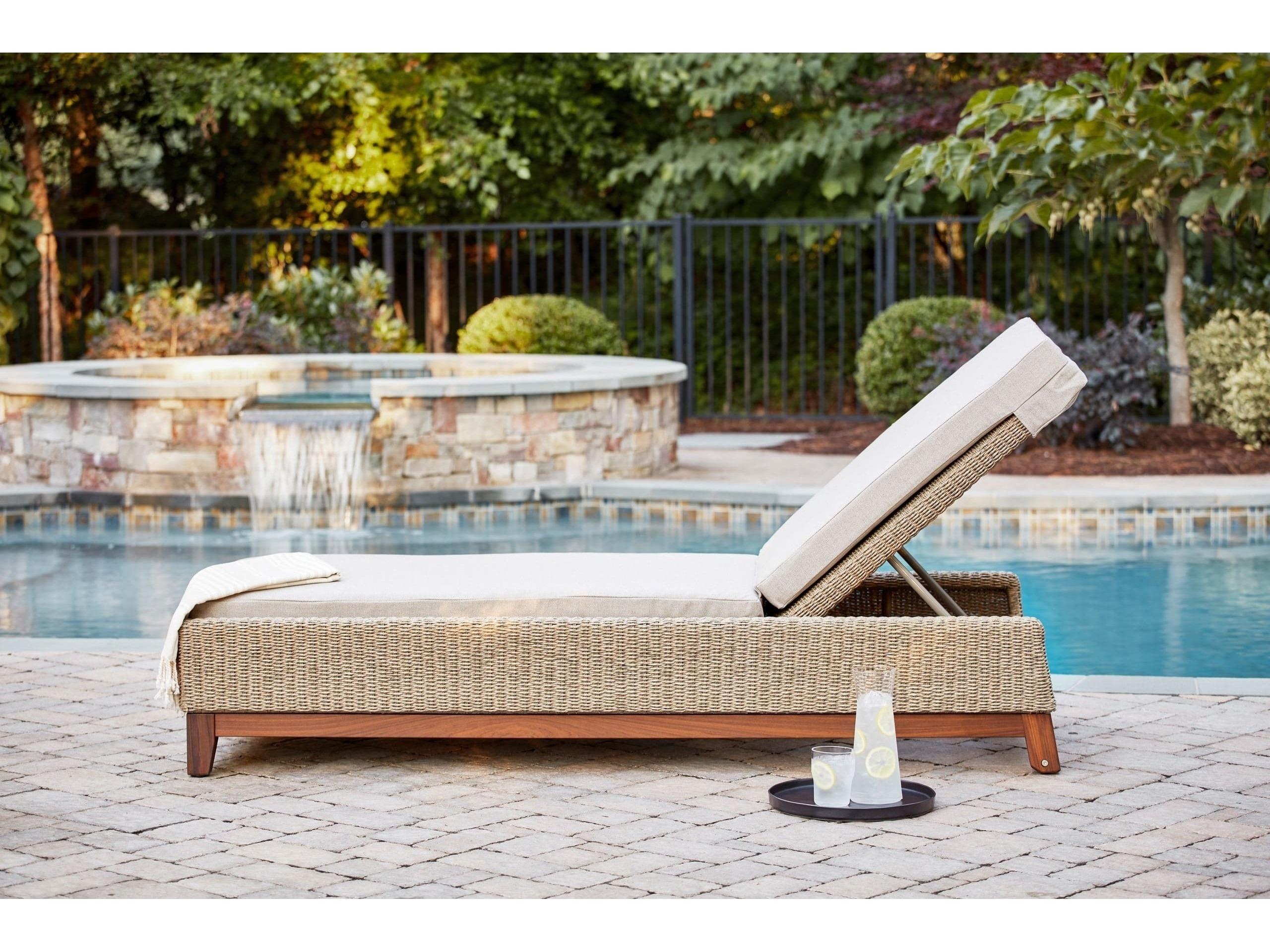 Jensen Outdoor Coral Chaise Lounge /Natural