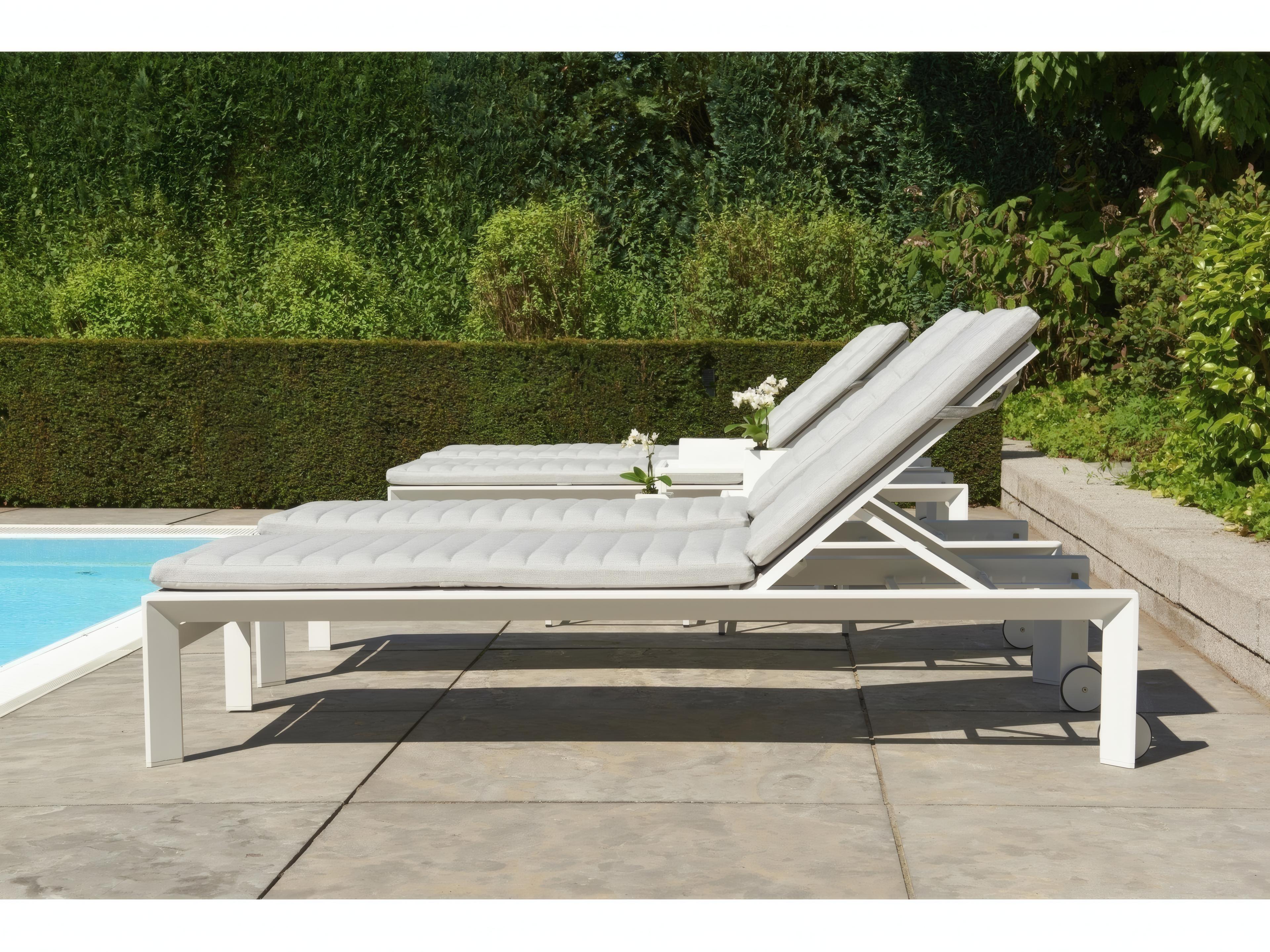 Kettler Delta Aluminum White Multi-Position Outdoor Chaise Lounge in Mouse Grey