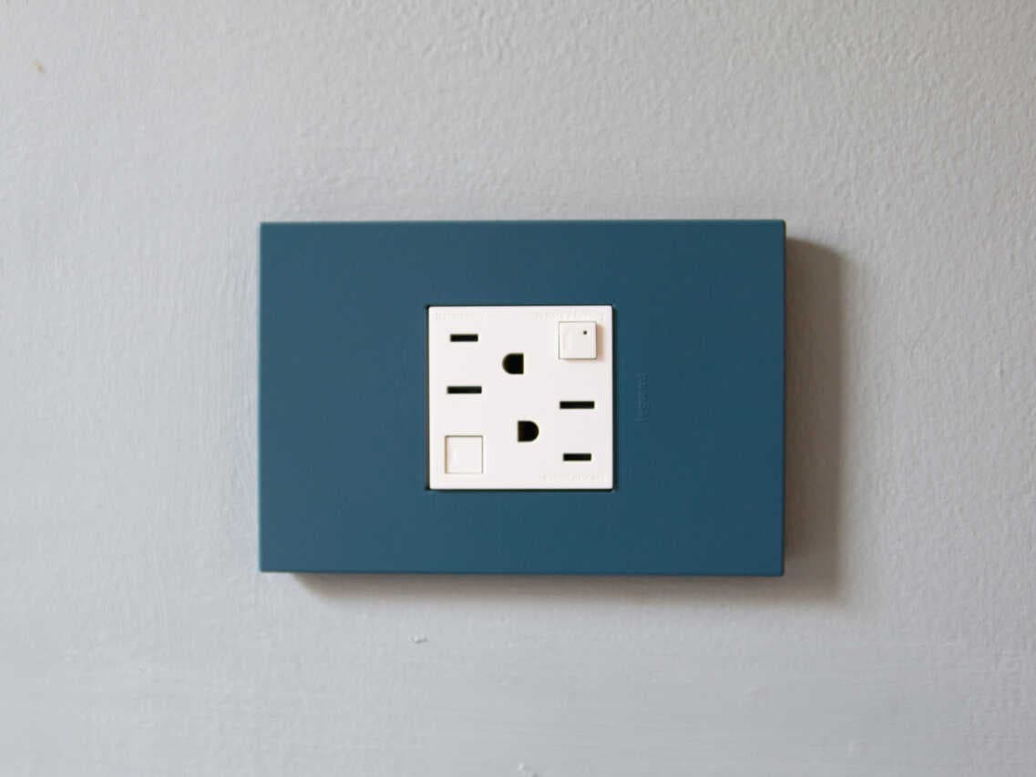 Legrand Plastics Mystic One-Gang-Plus Screwless Wall Plate with Microban