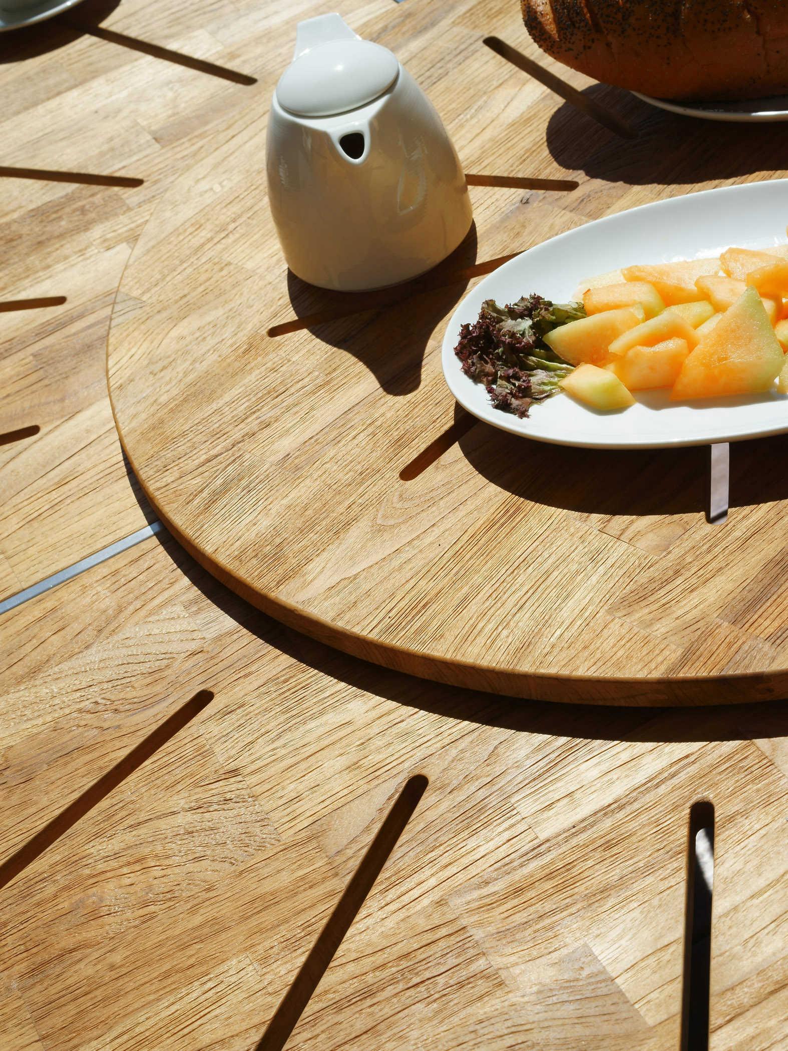 MamaGreen Meika Steel Round Outdoor Patio Dining Table