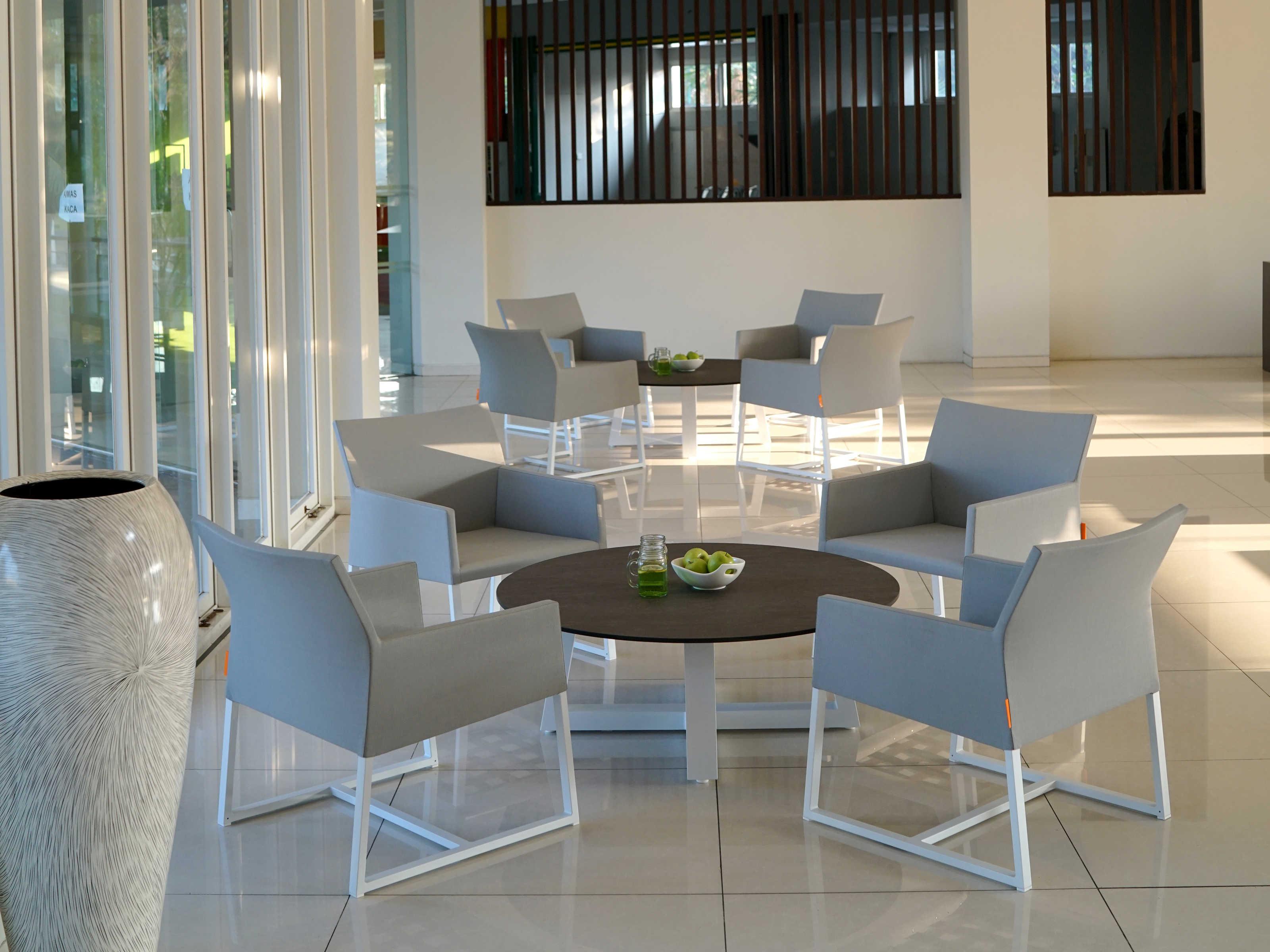 MamaGreen Mono Aluminum Round Outdoor Chat Table