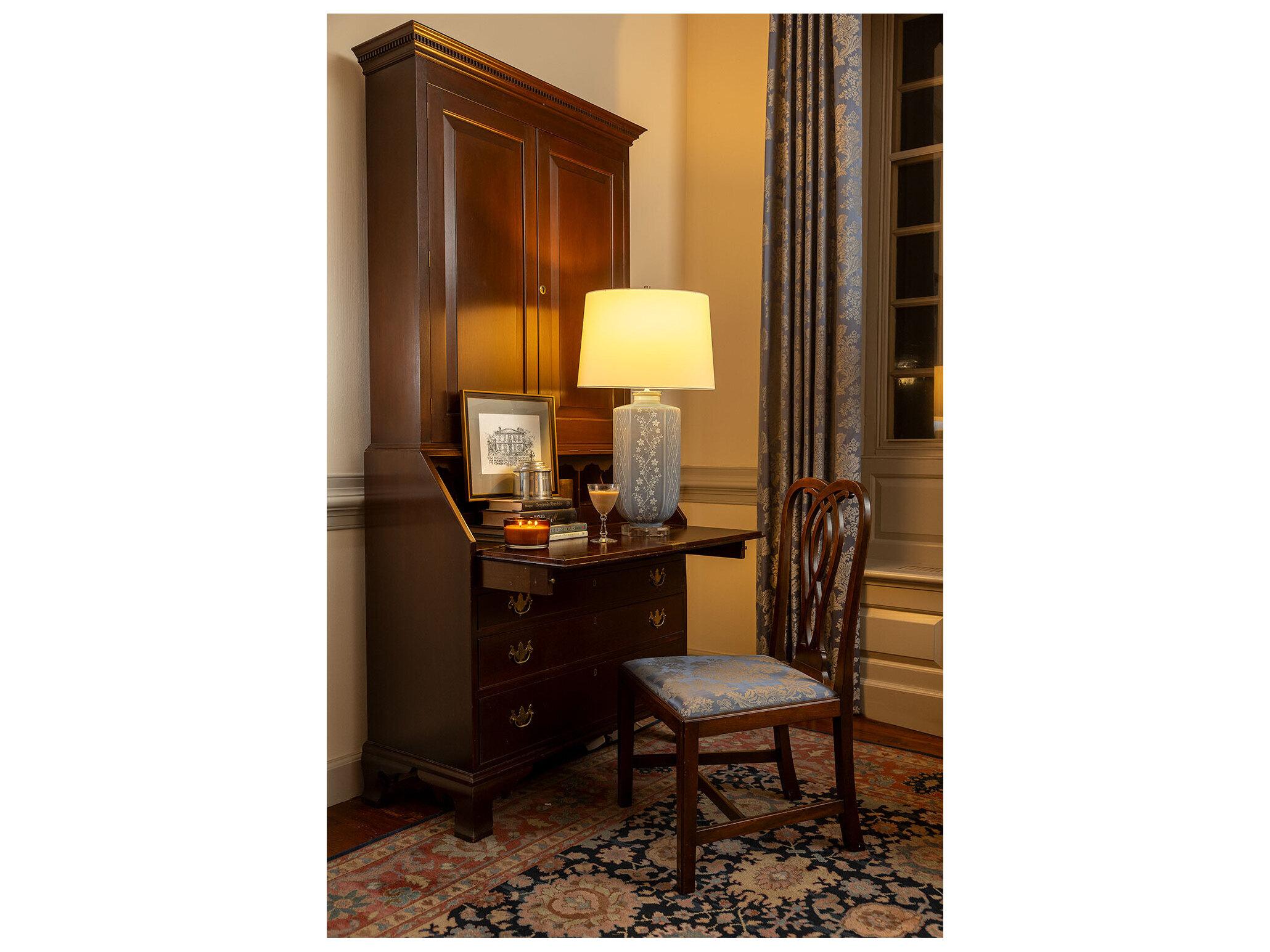 Port 68 Floral Vine Stone Lamp