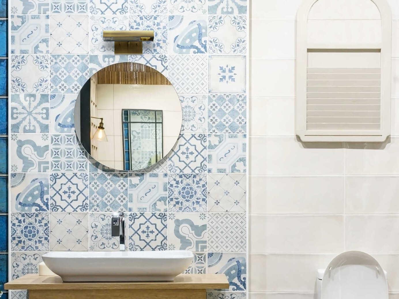 Renwil Yorker 1-Light Antique Brass Picture Light