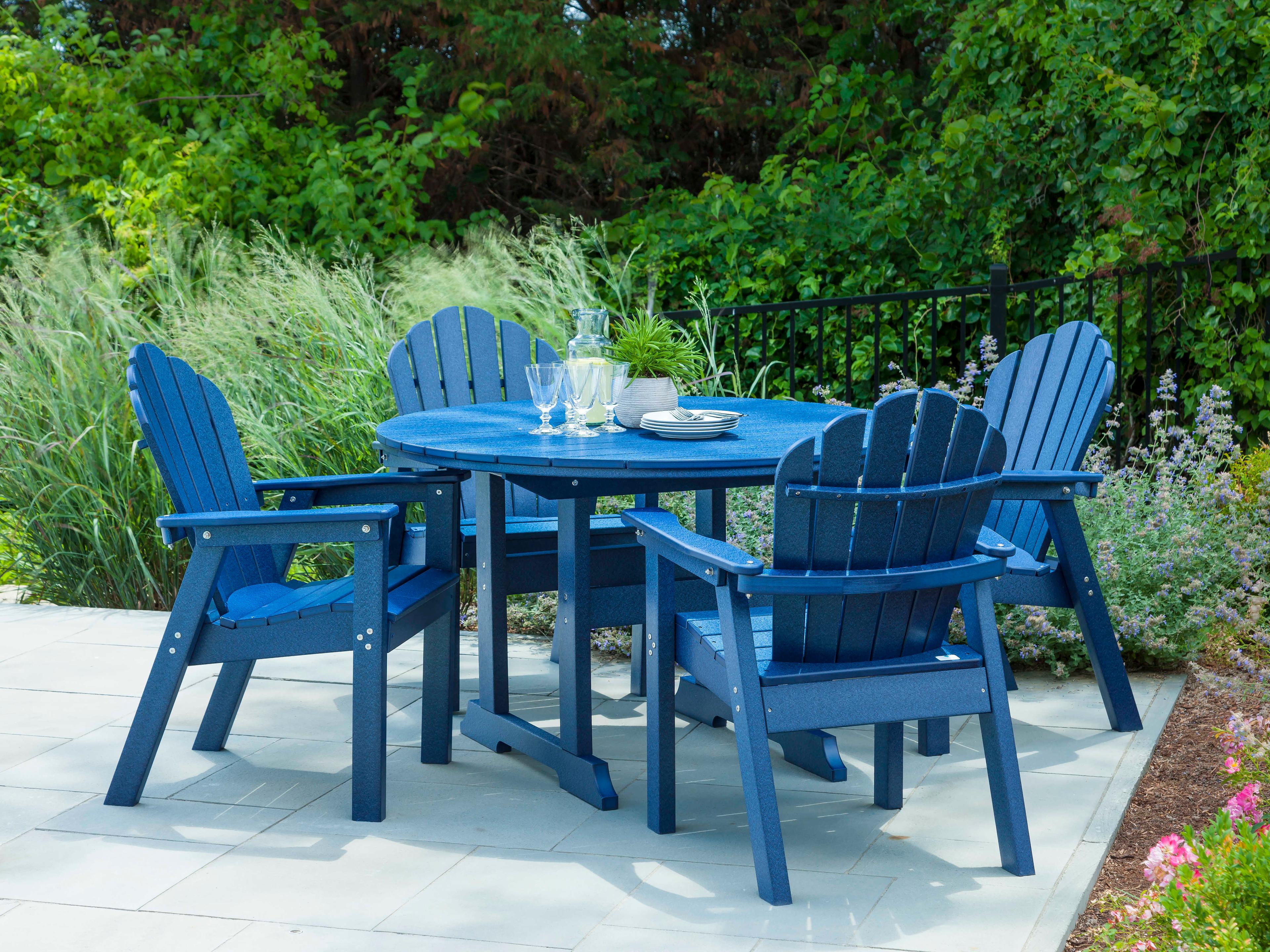 Seaside Casual Salem Rounds Recycled Plastic Round Patio Dining Table with Umbrella Hole