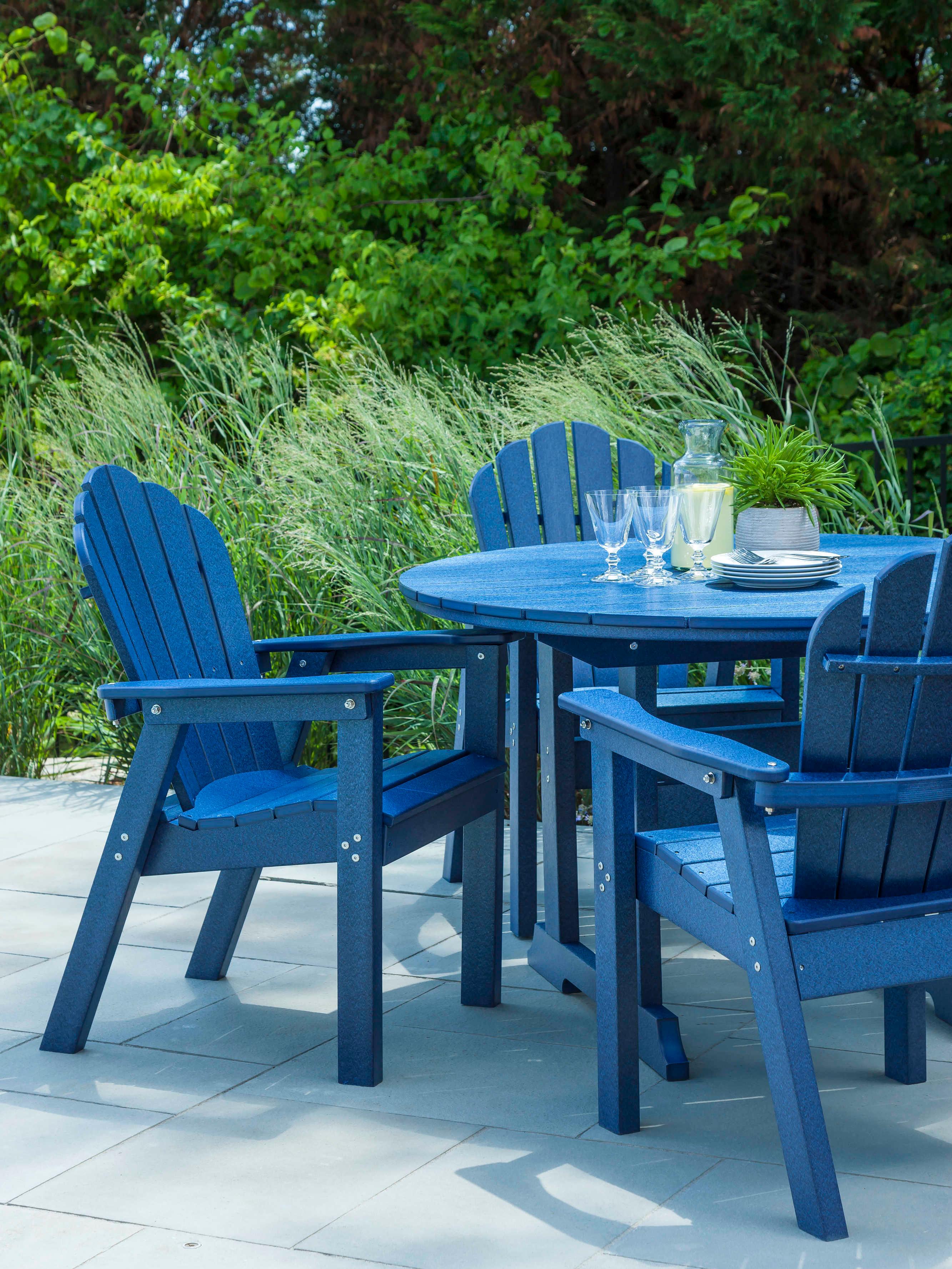 Seaside Casual Salem Rounds Recycled Plastic Round Patio Dining Table with Umbrella Hole