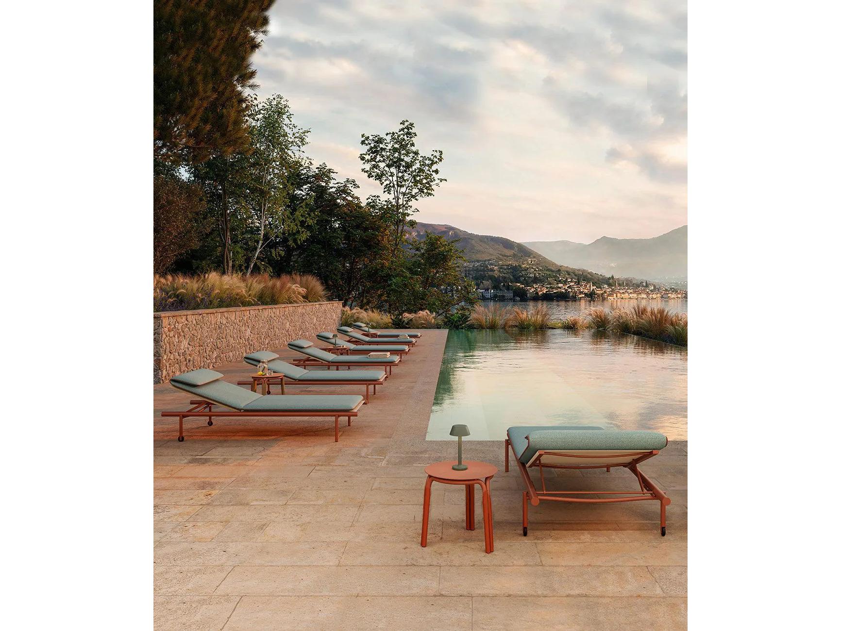 UnoPiu Salo Aluminum Round End Table