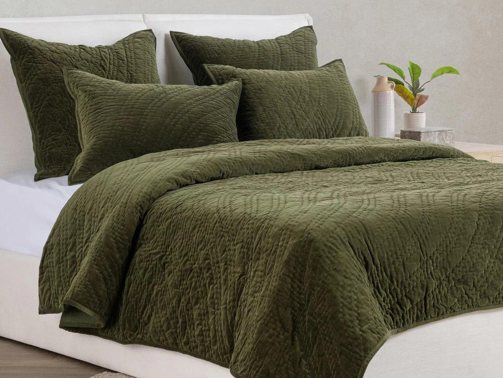 Villa by Classic Home Elms Quilt