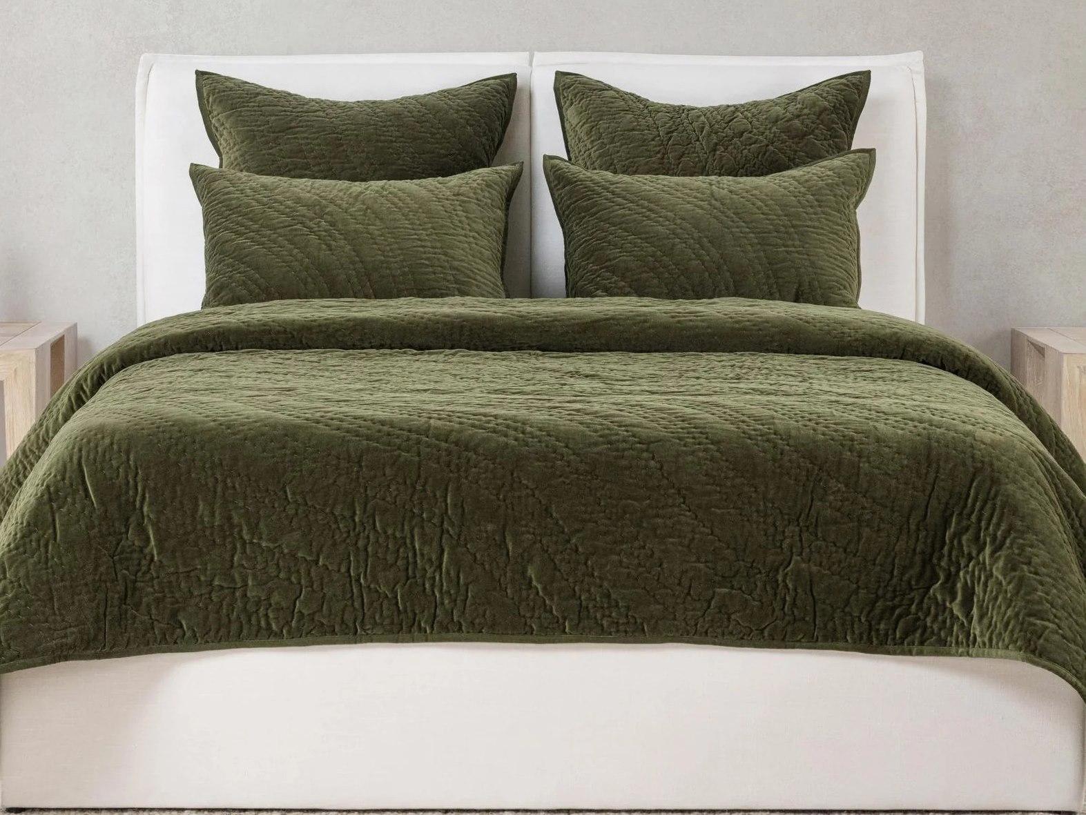 Villa by Classic Home Elms Quilt