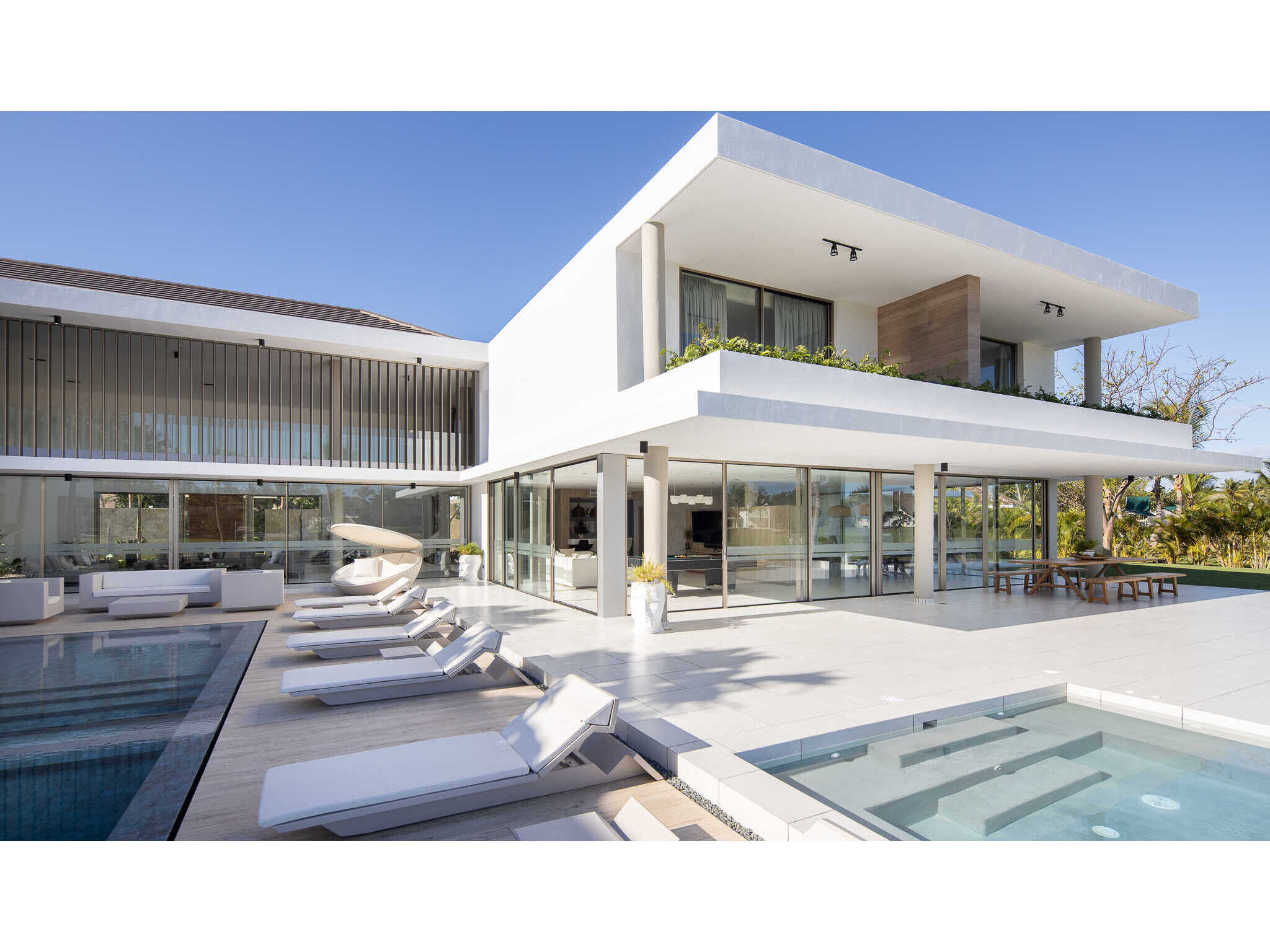 Vondom Adan Planter Water Level Indicator Matte White