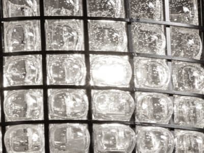 Shade Finish: Grid Wire Pattern and Clear with Bubbles Glass