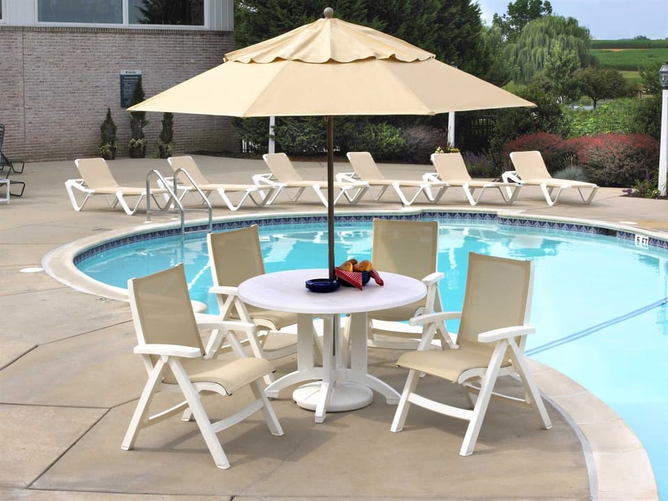 Jamaica Beach Sling Resin White Outdoor Dining Set in Khaki