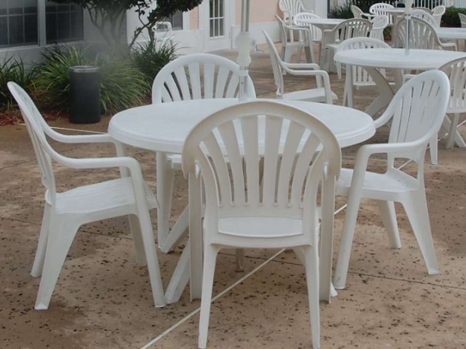ファブレス34。ホワイト Grosfillex Pacific Fanback Collection | PatioLiving