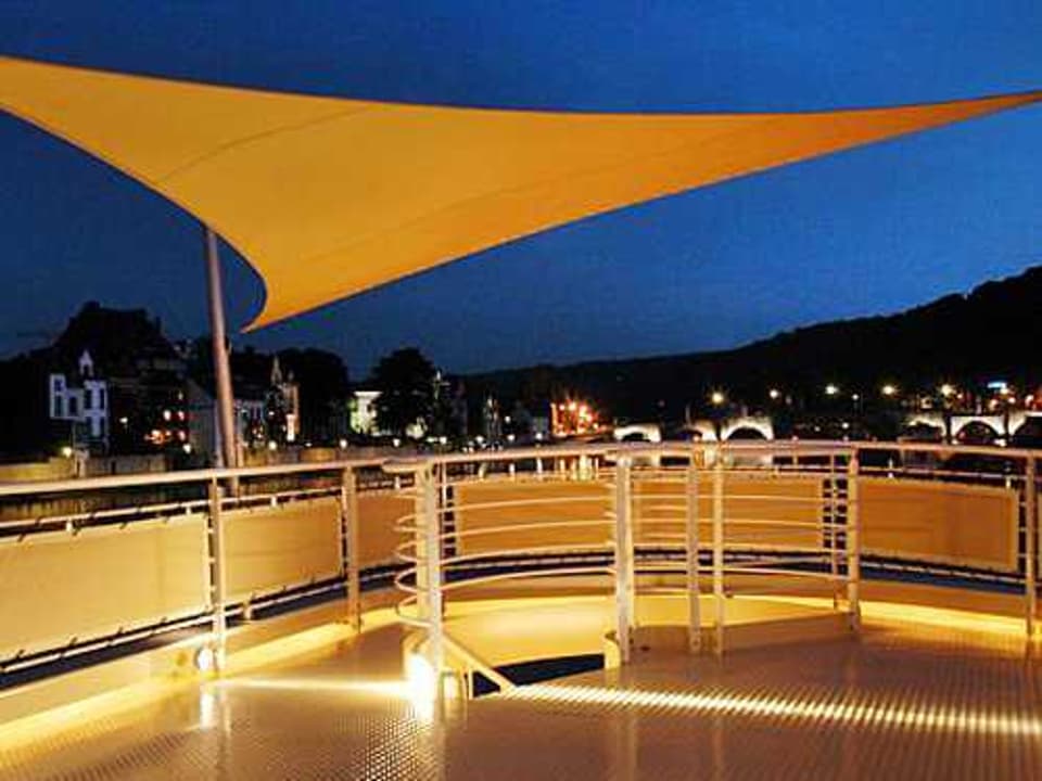 Ingenua 16 Foot Triangular Shade Sail Patio Umbrella in Anodized Aluminum
