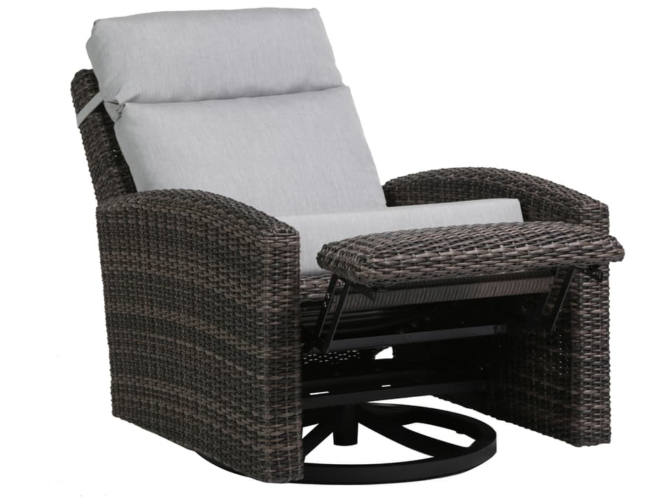 Coral Gables Outdoor Lounge Chair in Powder Coated Aluminum and Resin Wicker
