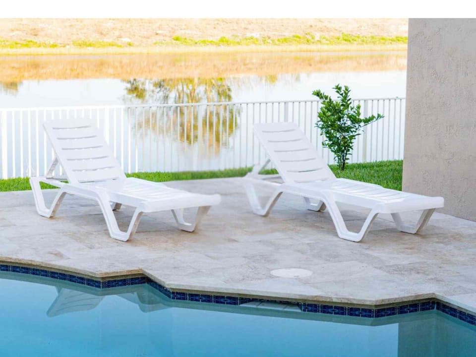 Lara 2-Piece Polypropylene Chaise Lounge Set in White