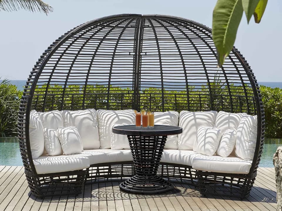 Nexus Outdoor Daybed with Table in Handwoven HDPE and Tempered Glass