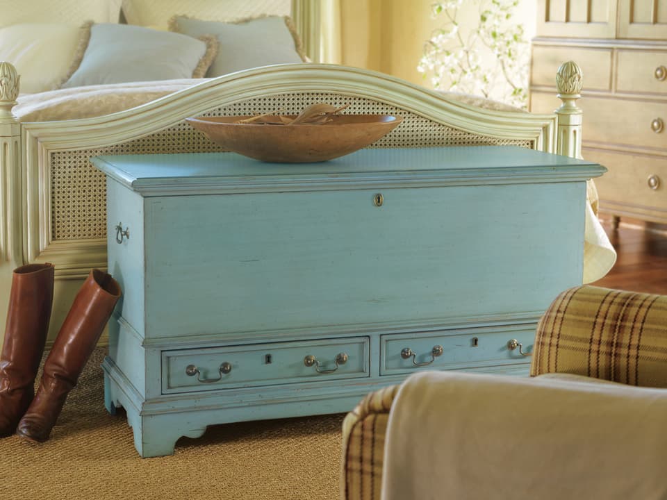 Aspen Blanket Chest in Mahogany and Veneers