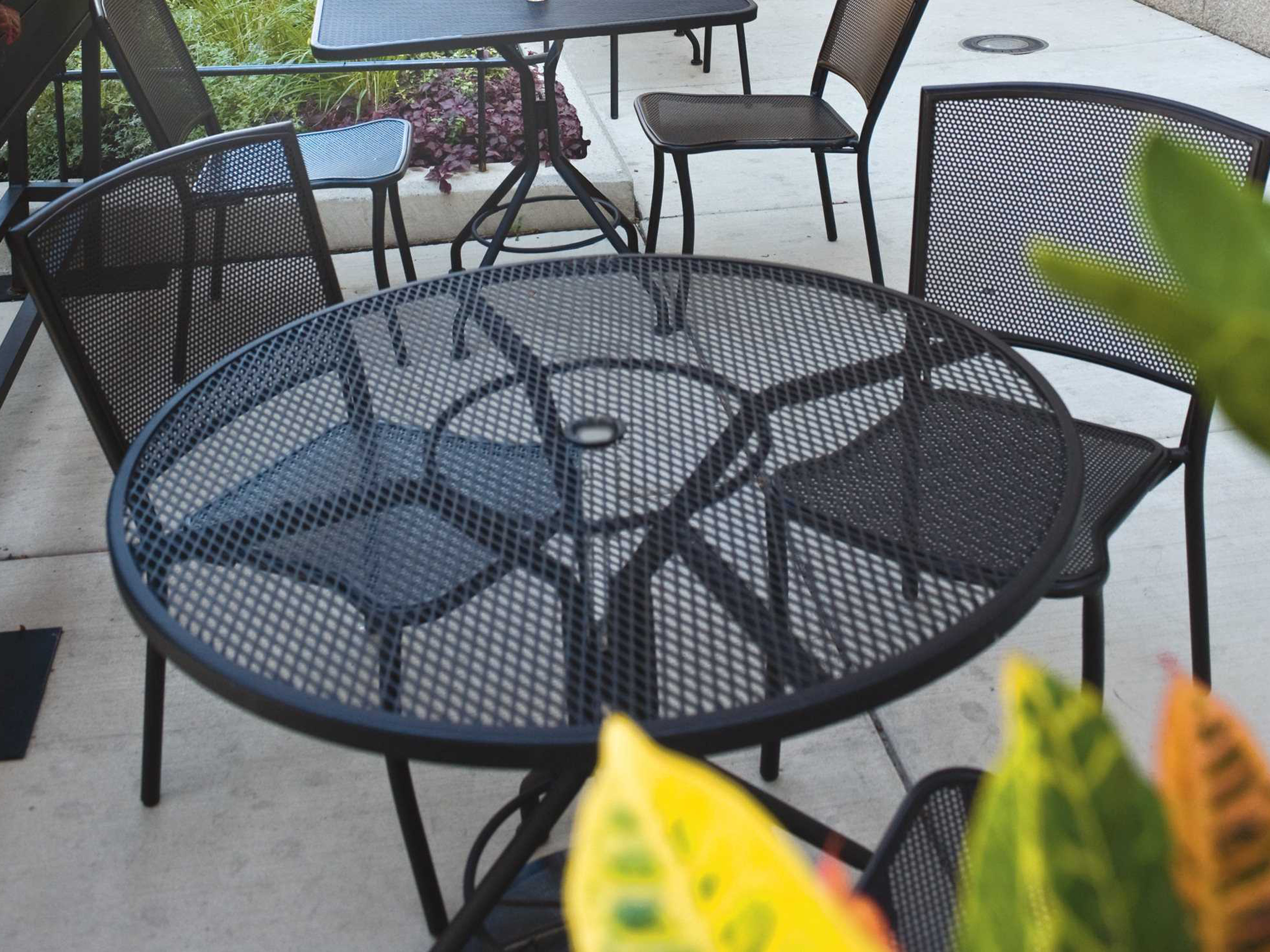 Woodard Quick Ship Mesh Wrought Iron 48 Round Table With Umbrella