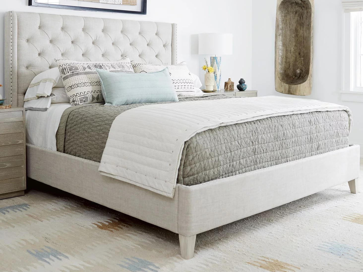 Universal Furniture Zephyr Quartz Queen Platform Bed UF758310B